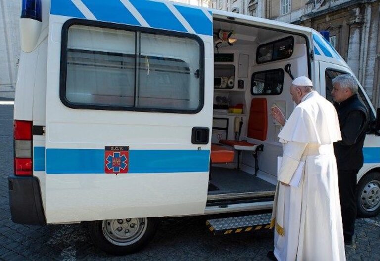 El papa Francisco envía la ambulancia del Vaticano a la costa de Roma para vacunar de gripe a los