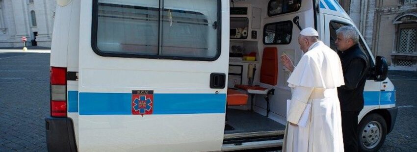 El papa Francisco envía la ambulancia del Vaticano a la costa de Roma para vacunar de gripe a los