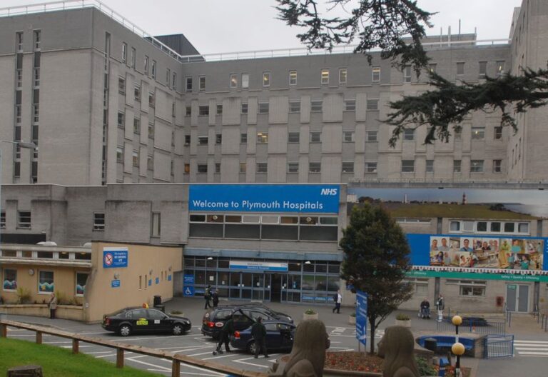 Fallece el paciente desconectado en Reino Unido tras una orden judicial contraria al deseo de su