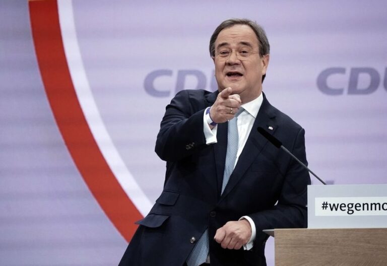 Un católico sucede a Merkel al frente de la CDU alemana