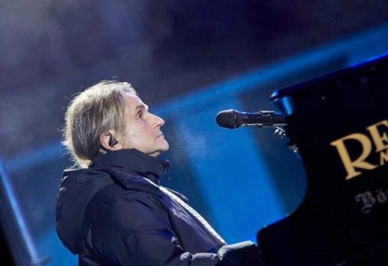 Los sacerdotes, muy presentes en el homenaje de Nacho Cano en la Puerta del Sol