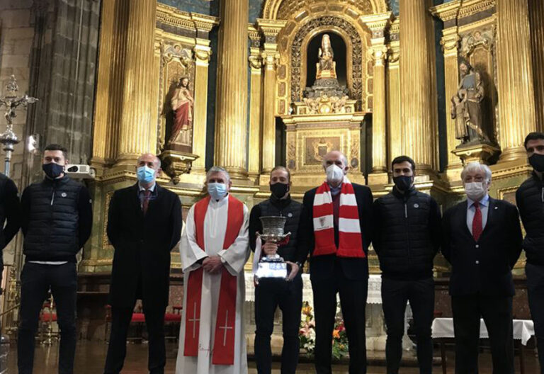 El Athletic ofrece el trofeo de la Supercopa a la Virgen de Begoña