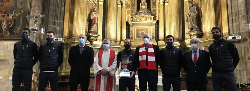 El Athletic ofrece el trofeo de la Supercopa a la Virgen de Begoña