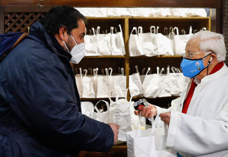 Padre Ángel reparte alimenos en Mensajeros de la Paz