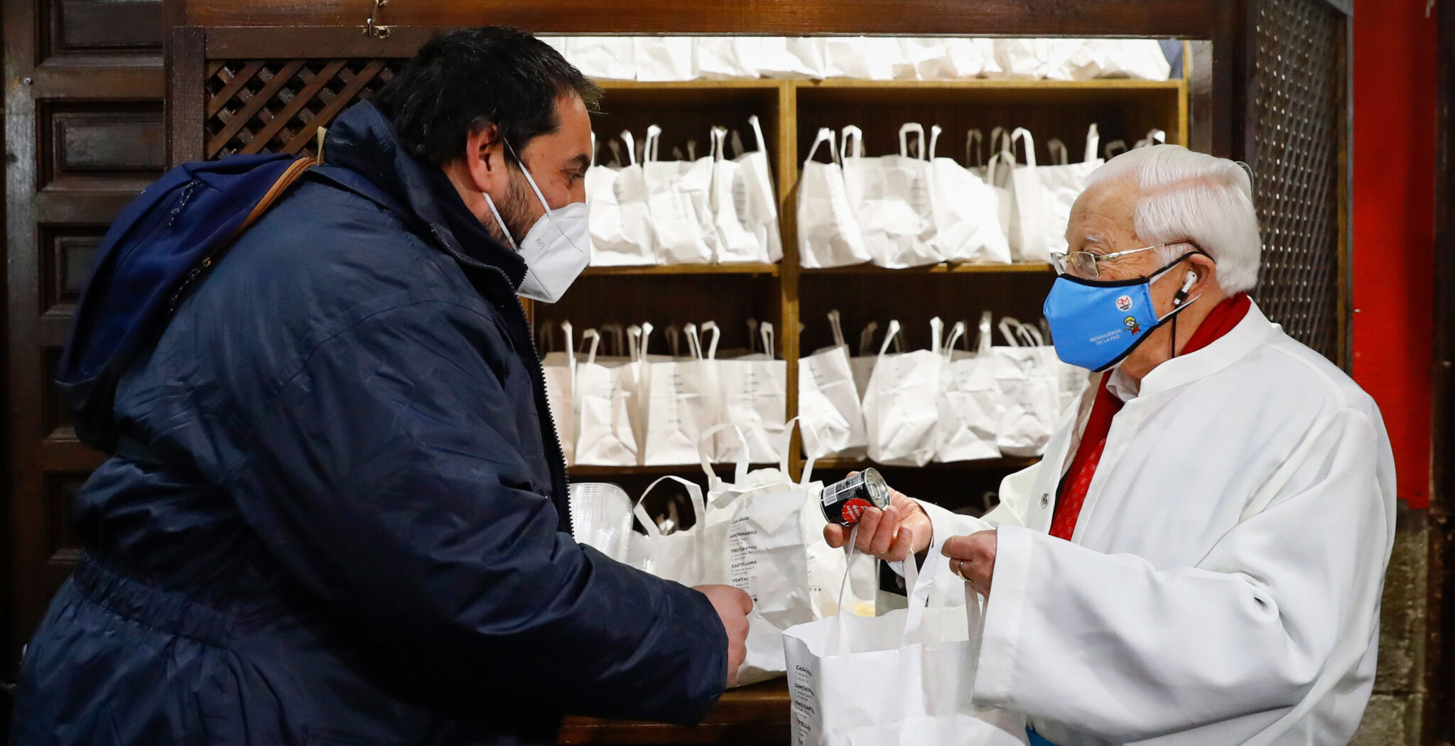 Padre Ángel reparte alimenos en Mensajeros de la Paz