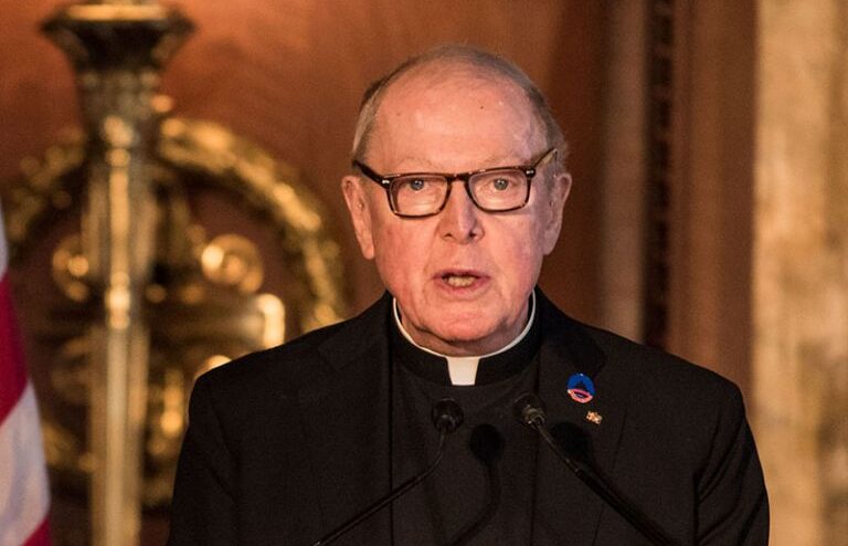 El jesuita Leo O’Donovan bendecirá la presidencia de Joe Biden