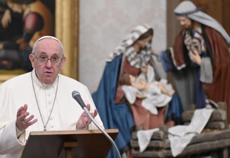 La invitación de Francisco en el ángelus de la Epifanía: “Cristo es la estrella, pero también