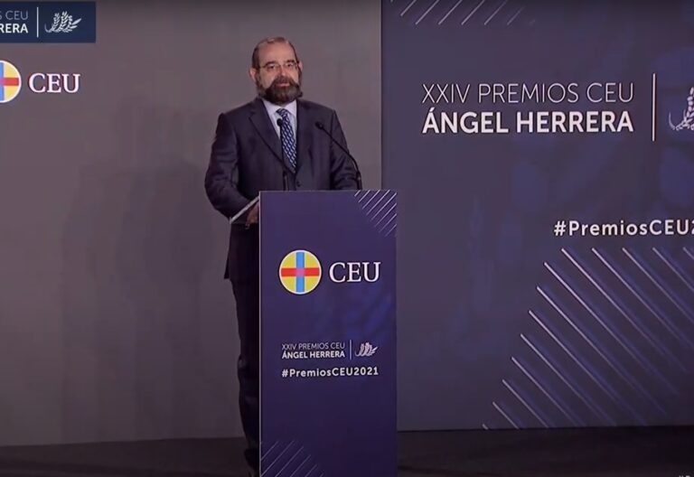 El presidente, Alfonso Bullón de Mendoza, durante la entrega de premios