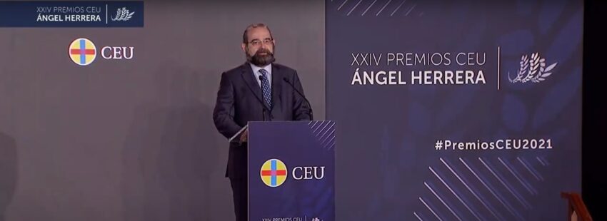 El presidente, Alfonso Bullón de Mendoza, durante la entrega de premios