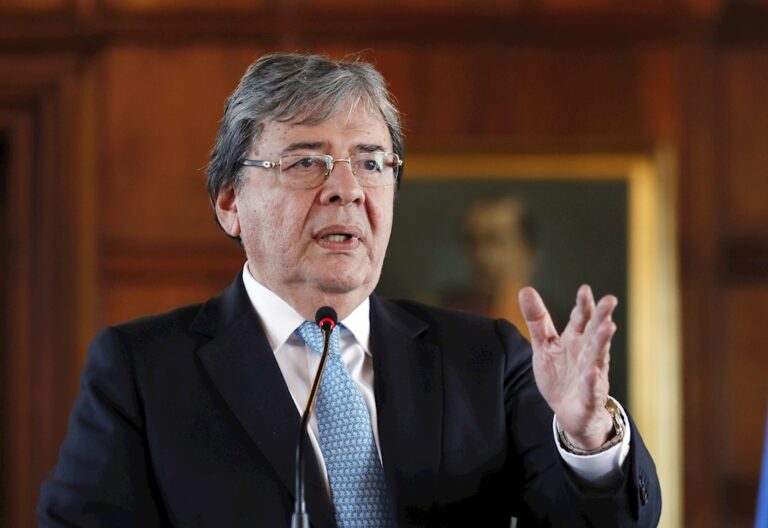 La Iglesia lamenta la muerte por coronavirus del ministro de la Defensa de Colombia