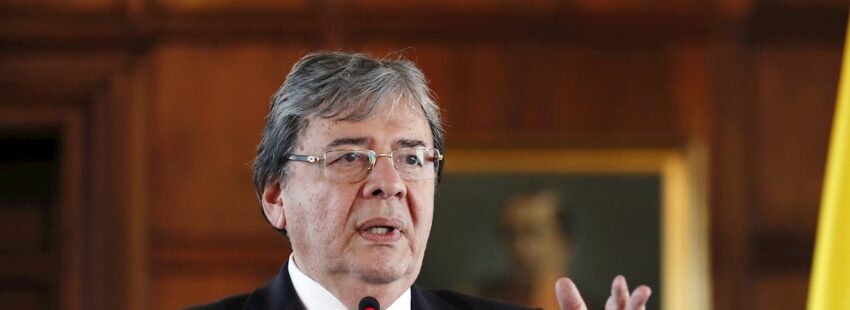 La Iglesia lamenta la muerte por coronavirus del ministro de la Defensa de Colombia