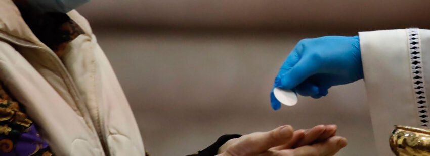 Sacerdotes: aquí no podréis dar la comunión si no estáis vacunados