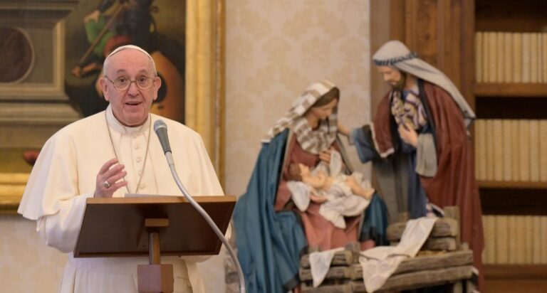 Francisco en el ángelus: Dios “no vino a visitarnos, vino a vivir con nosotros, a estar con