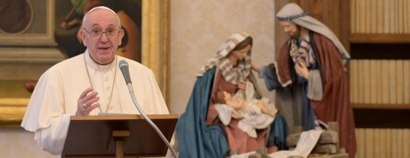 Francisco en el ángelus: Dios “no vino a visitarnos, vino a vivir con nosotros, a estar con