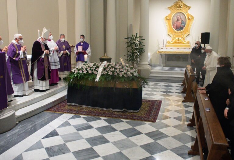 Francisco planta a la ciática y acude al funeral de su médico personal