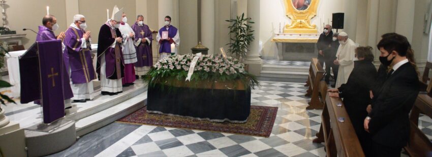 Francisco planta a la ciática y acude al funeral de su médico personal