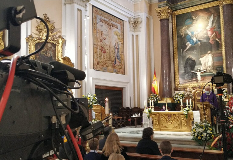 “El virus nos hace recordar que estamos en manos de Dios”, recuerda Omella en el funeral por