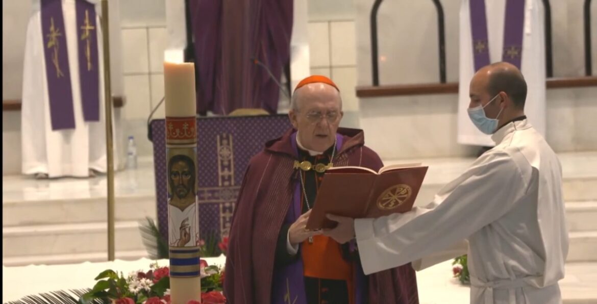 El cardenal Osoro, durante las exequias en la parroquia de Santa Catalina Labouré