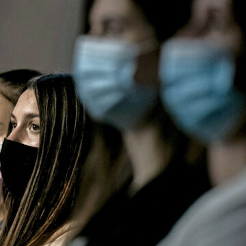 Sin mitra ni despacho vaticano