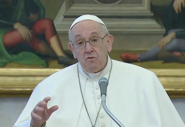 Francisco recuerda en el ángelus que “Dios no hace las cosas en serie”, destacando la llamada