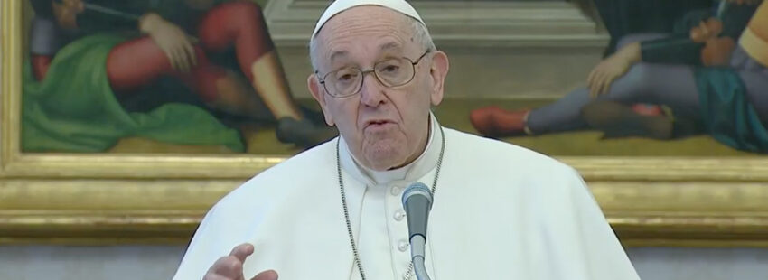 Francisco recuerda en el ángelus que “Dios no hace las cosas en serie”, destacando la llamada