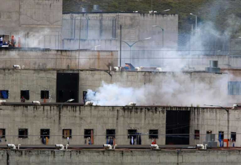 Motines en tres cárceles de Ecuador