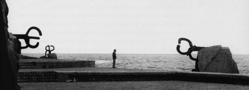 Eduardo Chillida junto al ‘Peine del viento’, en San Sebastián