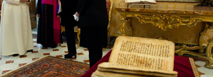 La misión del Papa en Irak: devolver restaurado un libro sagrado que sobrevivió al ISIS