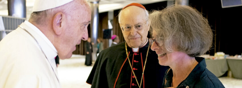 religiosa francesa como subsecretaria del Sínodo de los Obispos, con el Papa Francisco