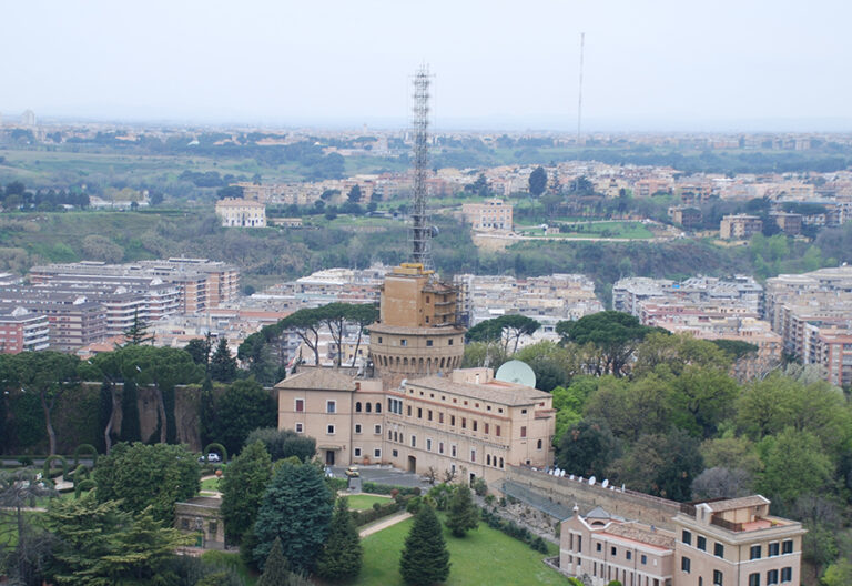 Radio Vaticano desafía a Rusia aumentando su programación