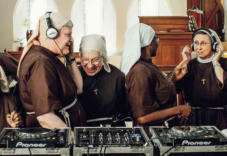 Unas clarisas inglesas arrasan en la música electrónica con oraciones franciscanas
