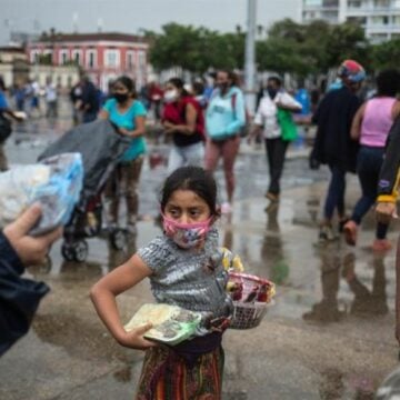 Reparto de alimentos en Guatemala