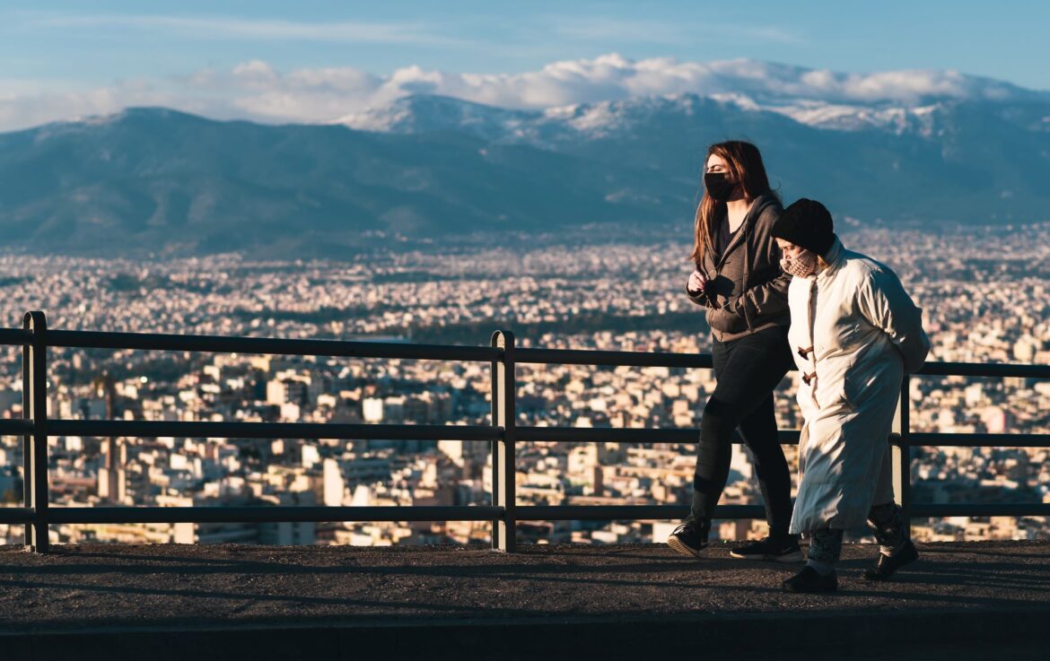 dos-personas-caminan-por-un-puente