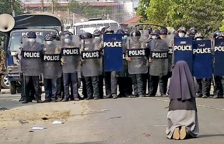 Ann Nu Thawng, religiosa birmana se interpone en la calle entre la tropa armada de los golpistas y