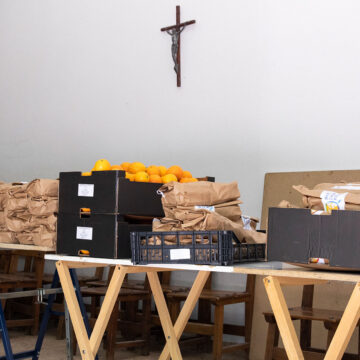 reparto de alimentos en parroquia