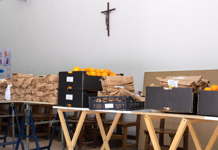 reparto de alimentos en parroquia