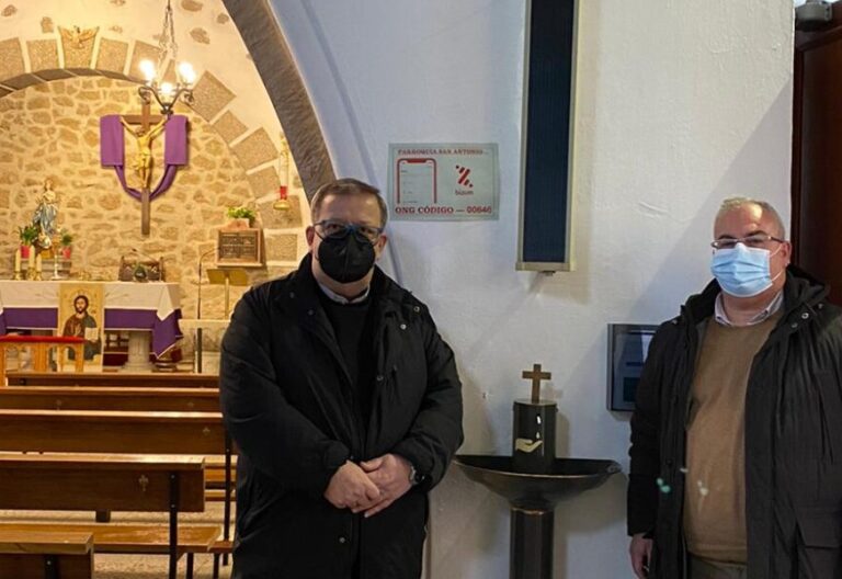 Dispensador de agua bendita en la parroquia de San Antonio de la Navata