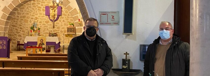 Dispensador de agua bendita en la parroquia de San Antonio de la Navata