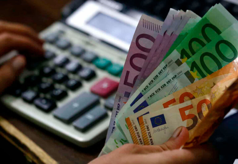 Dinero, billetes de euro, economía, tributación
