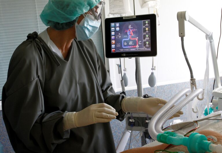 Primer aniversario del ingreso del primer paciente con COVID-19 en la UCI del Hospital