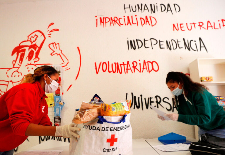 reparto comida. Cruz Roja
