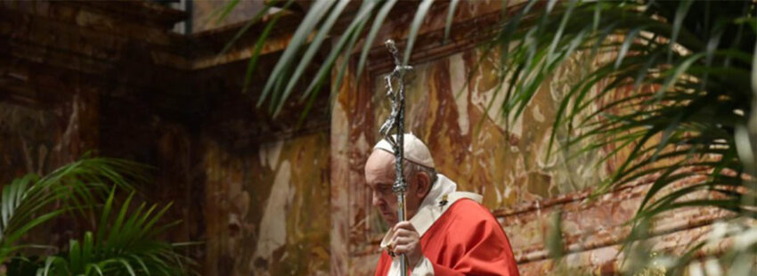 El Papa pide en el ángelus no “pasar de largo” ante “los rostros de tantos hermanos y