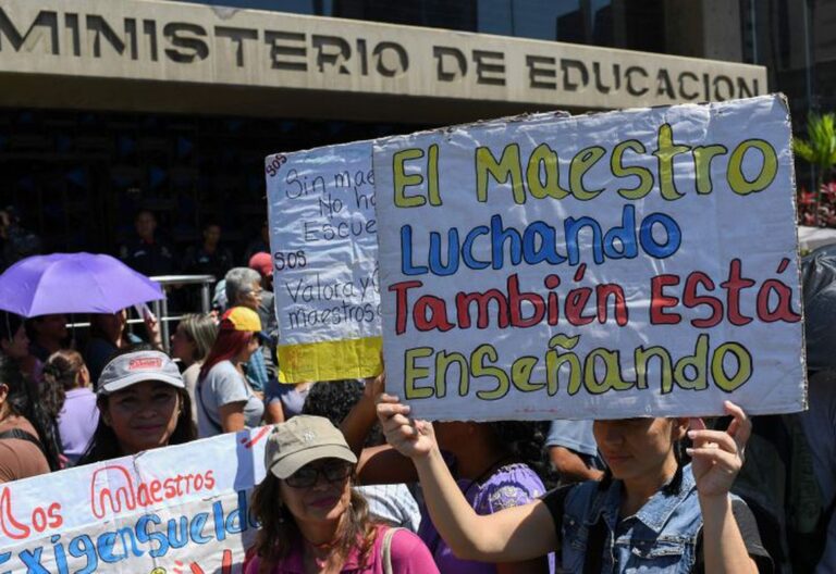 Maestros venezolanos protestan