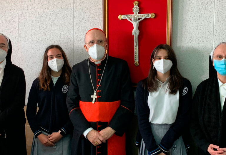 El cardenal arzobispo de Madrid, Carlos Osoro, con las Misioneras de Cristo Sacerdote