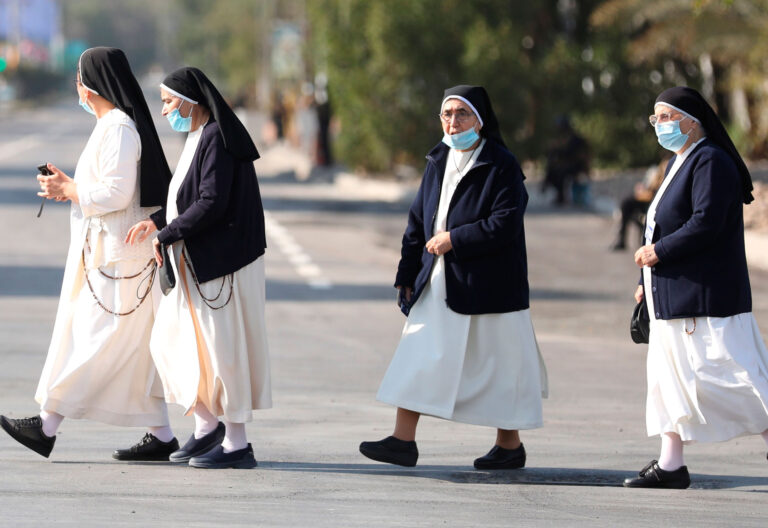 Unas monjas van al encuentro con el papa Francisco en Irak