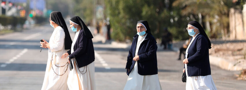 Unas monjas van al encuentro con el papa Francisco en Irak