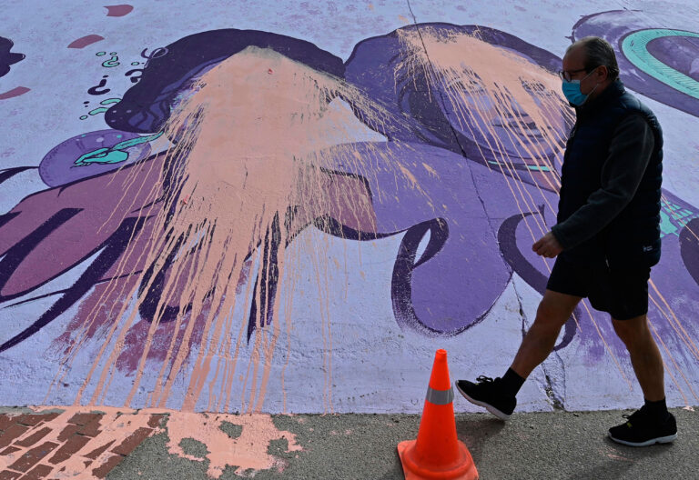 Mural mujer Alcalá de Henares vandalizado