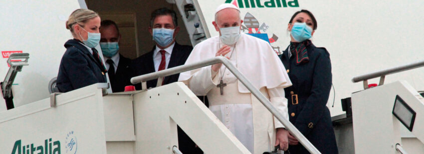 El papa Francisco en el vuelo de Roma hacia Irak
