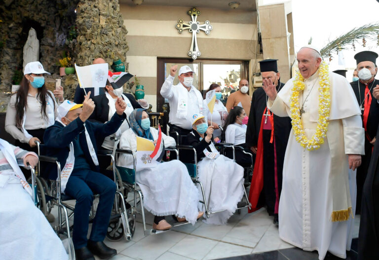 El papa Francisco, junto a la comunidad cristiana de Bagdad (Irak)