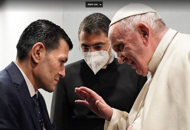 El Papa Francisco, con el padre de Aylan